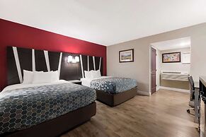 Econo Lodge Inn & Suites On The River