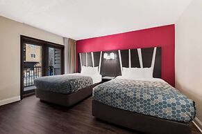 Econo Lodge Inn & Suites On The River