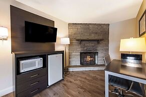 Econo Lodge Inn & Suites On The River