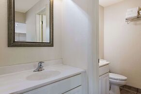 Econo Lodge Inn & Suites On The River