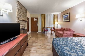 Econo Lodge Inn & Suites On The River