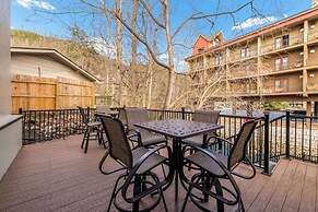 Econo Lodge Inn & Suites On The River