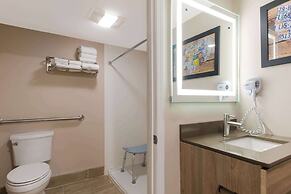 Econo Lodge Inn & Suites On The River