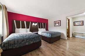 Econo Lodge Inn & Suites On The River