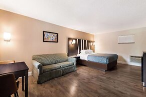 Econo Lodge Inn & Suites On The River