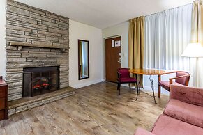 Econo Lodge Inn & Suites On The River