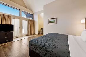 Econo Lodge Inn & Suites On The River