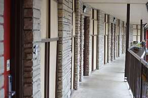 Econo Lodge Inn & Suites On The River