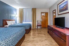 Econo Lodge Inn & Suites On The River