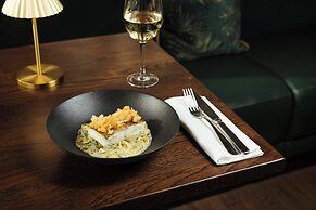 Montcalm East, Autograph Collection