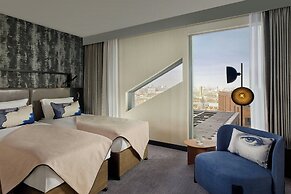 Montcalm East, Autograph Collection