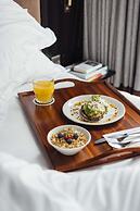 Montcalm East, Autograph Collection