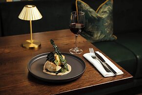 Montcalm East, Autograph Collection