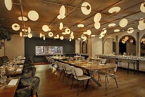 Montcalm East, Autograph Collection