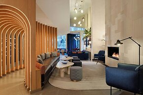 Montcalm East, Autograph Collection