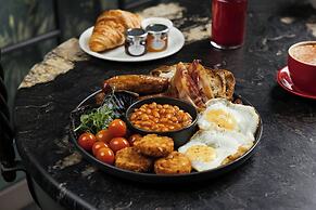 Montcalm East, Autograph Collection