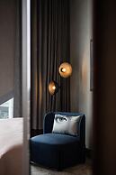 Montcalm East, Autograph Collection