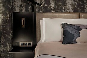 Montcalm East, Autograph Collection