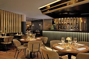 Montcalm East, Autograph Collection