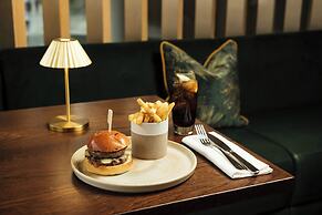 Montcalm East, Autograph Collection