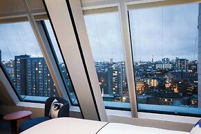 Montcalm East, Autograph Collection