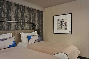 Montcalm East, Autograph Collection