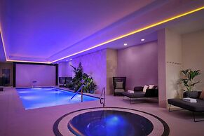 Montcalm East, Autograph Collection