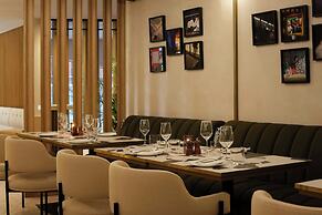 Montcalm East, Autograph Collection