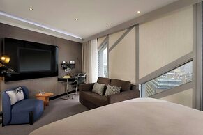 Montcalm East, Autograph Collection