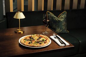 Montcalm East, Autograph Collection