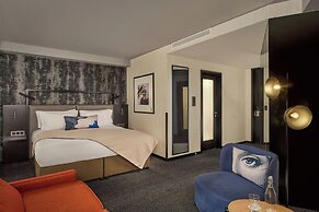 Montcalm East, Autograph Collection