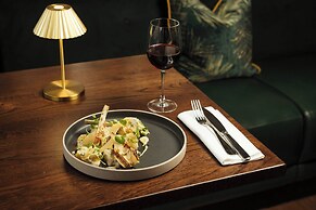 Montcalm East, Autograph Collection