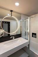 Montcalm East, Autograph Collection