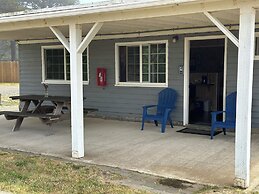 Tillicum Beach Motel (Deane's Oceanfront Lodge)