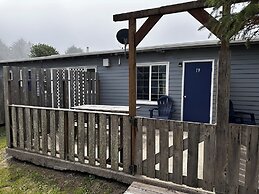 Tillicum Beach Motel (Deane's Oceanfront Lodge)