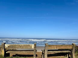 Tillicum Beach Motel (Deane's Oceanfront Lodge)