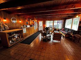 Tillicum Beach Motel (Deane's Oceanfront Lodge)