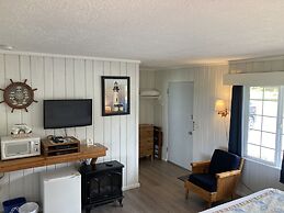 Tillicum Beach Motel (Deane's Oceanfront Lodge)