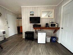 Tillicum Beach Motel (Deane's Oceanfront Lodge)