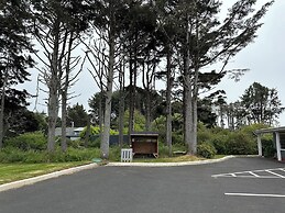 Tillicum Beach Motel (Deane's Oceanfront Lodge)