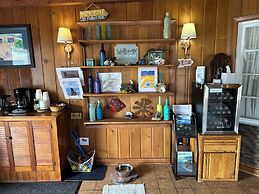 Tillicum Beach Motel (Deane's Oceanfront Lodge)