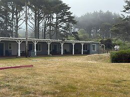 Tillicum Beach Motel (Deane's Oceanfront Lodge)