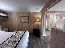 Tillicum Beach Motel (Deane's Oceanfront Lodge)