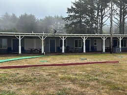 Tillicum Beach Motel (Deane's Oceanfront Lodge)