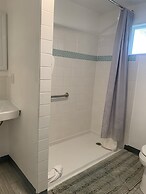 Tillicum Beach Motel (Deane's Oceanfront Lodge)