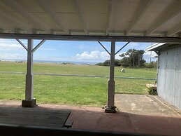 Tillicum Beach Motel (Deane's Oceanfront Lodge)