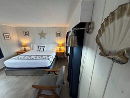 Tillicum Beach Motel (Deane's Oceanfront Lodge)