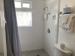 Tillicum Beach Motel (Deane's Oceanfront Lodge)