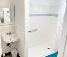 Tillicum Beach Motel (Deane's Oceanfront Lodge)