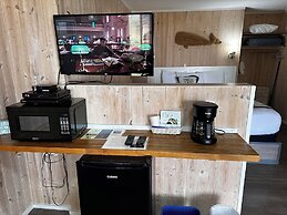Tillicum Beach Motel (Deane's Oceanfront Lodge)